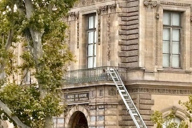 Un elevador de cesta usado por ladrones en el Museo del Louvre.