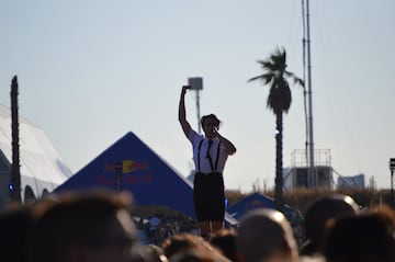 Yungblud levantando al púbico al atardecer.