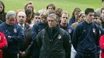 <b>MINUTO DE SILENCIO.</b> Todos los estamentos y empleados del club se reunieron a las doce en el césped del Calderón.