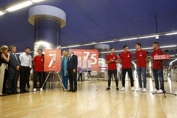 La presidenta de la Comunidad, Cristina Cifuentes, junto al presidente del Atlético de Madrid, Enrique Cerezo, y el entrenador del equipo, Diego Pablo Simeone y varios jugadores de la plantilla rojiblanca ,durante el acto de promoción del uso del metro para el acceso al estadio Wanda Metropolitano del Atletico de Madrid. 