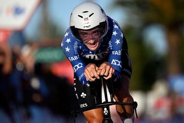 El ciclista estadounidense Brandon McNulty, del UAE, durante la primera etapa de la Vuelta a España, una contrarreloj individual entre Lisboa y Oeiras (12 km).