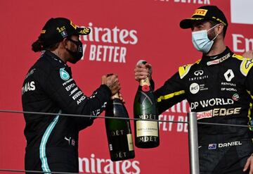 Hamilton y Bottas brindan en el podio de &Iacute;mola. 