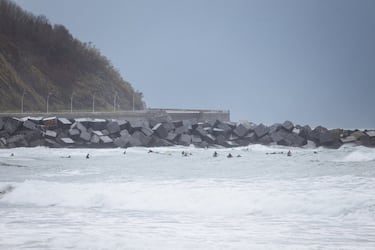 Aunque la Zurriola es la playa que aguanta menos swell, pero tiene las mejores olay más variedad. Aquí se surfea casi siempre.