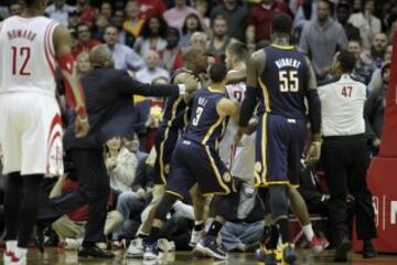 Tangana entre los jugadores de Indiana y Houston.