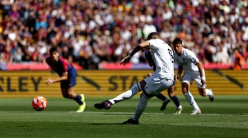 Mbapp transforma el penalti del 0-1.