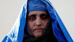 FILE PHOTO: FILE PHOTO: Sharbat Gula, the green-eyed &quot;Afghan Girl&quot; whose 1985 photo in National Geographic became a symbol of her country&#039;s wars, arrives to meet with Afghanistan&#039;s President Ashraf Ghani in Kabul, Afghanistan November 