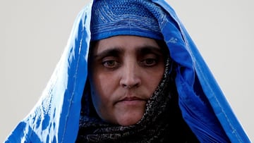 FILE PHOTO: FILE PHOTO: Sharbat Gula, the green-eyed &quot;Afghan Girl&quot; whose 1985 photo in National Geographic became a symbol of her country&#039;s wars, arrives to meet with Afghanistan&#039;s President Ashraf Ghani in Kabul, Afghanistan November 