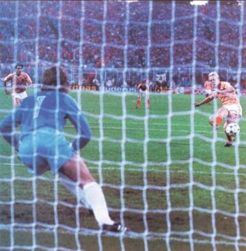 La primera semifinal se presentaba para Holanda como una revancha de la final del Mundial de 1974, en la que también era seleccionador holandés Rinus Michels. El partido parecía estar condenado a la prórroga cuando apareció Van Basten para sorprender a los anfitriones con un gran gol, de manual del buen delantero. En el otro partido, la URSS se mostró más eficiente que Italia. Sin duda, los cuatro semifinalistas demostraron en dos magníficos partidos ser los mejores equipos del continente. En la imagen, Koeman empató con un dudoso penalti sobre Van Basten. 
