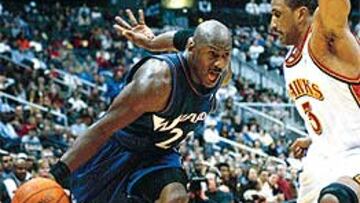 <b>DOMINADOR.</B> Michael Jordan dejó en evidencia en Atlanta a los que pensaban que ya no podía anotar.