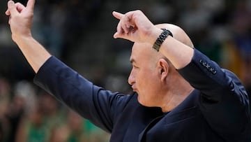BADALONA, 19/10/2025.- El entrenador del Surne Bilbao basquet Jaume Ponsarnau, durante el partido de Liga Endesa en el Olimpic de Badalona que disputan Joventut y Surne Bilbao. EFE/Alejandro García