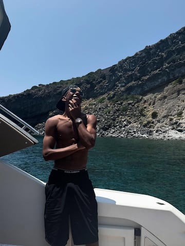 Lamine Yamal disfrutando de un paseo en yate.