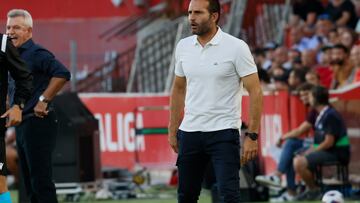 técnico del Valencia, Rubén Baraja, durante el encuentro correspondiente a la jornada nueve de primera división que disputan hoy sábado frente al Mallorca en el estadio de Son Moix, en Mallorca. EFE/CATI CLADERA.