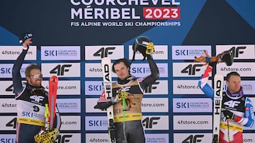 El esquiador canadiense James Crawford posa junto al noruego Aleksander Aamodt Kilde y el francés Alexis Pinturault en el podio del supergigante en los Mundiales de Esquí Alpino de Méribel-Courchevel.