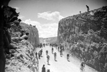 A comienzos de 1935, Clemente López Doriga en colaboración con Juan Pujol, director del diario Informaciones, organizó la I Vuelta ciclista a España, con un recorrido de 14 etapas y 3.431 km en total. El Diario YA se hizo cargo de la organización en 1945, pero en 1955 pasaría a manos de El Correo Español/El Pueblo Vasco, que lo dejaría en 1979. La empresa Unipublic se hace cargo desde entonces.