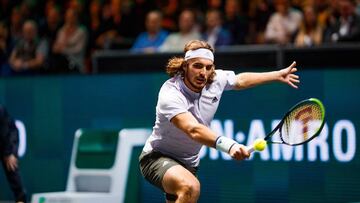 Tsitsipas ejecuta un revés en Rotterdam.