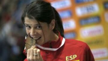 Ruth Beitia, con su &uacute;ltima medalla, la de bronce conseguida en los Mundiales en pista cubierta de Sopot (Polonia), este invierno. 