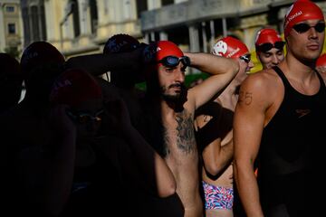 Varios nadadores disfrazados con motivos Navideños participan de la 113ª Edición de la Copa Nadal, una de las pruebas de natación mas antiguas de Europa ya que se celebra desde 1907.