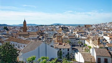 La localidad se encuentra a poco más de 50 kilómetros de la ciudad de Málaga, y representa para el medio el paradigma de la ciudad vacacional.