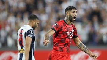 AMDEP1835. LIMA (PERÚ), 23/05/2023.- Alexander Barboza de Libertad celebra un gol en propia puerta de Alianza hoy en un partido de la fase de grupos de la Copa Libertadores entre Alianza Lima y Libertad en el estadio Alejandro Villanueva en Lima (Perú). EFE/ Paolo Aguilar
