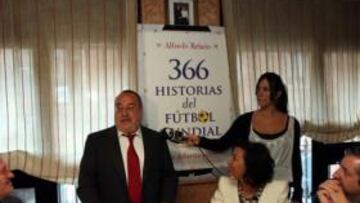 Alfredo Relaño presenta su libro "366 historias del fútbol mundial"