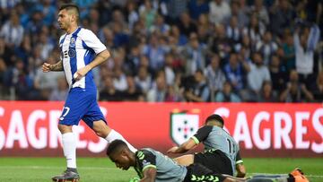 Jesús Manuel 'Tecatito' Corona, atacante del Porto, festeja su gol ante el Vitoria de Setubal en la Liga NOS.