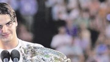 <b>LÁGRIMAS. </b>Federer lloró, algo que no hacía desde Wimbledon 2003, mientras Rod Laver le observaba.
