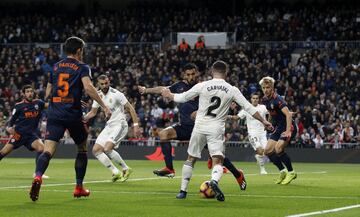 1-0. Carvajal y Ezequiel Garay en la jugada del primer gol anotado por Wass en propia puerta.