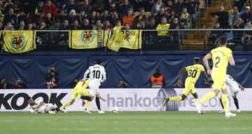 Ezequiel Garay hizo penalti a Vicente Iborra.