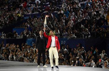 Nadal, tras recibir la antorcha de manos de Zidane. 