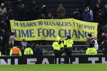 Pancarta desplegada por los aficionados del Tottenham durante el partido ante el Leicester City.