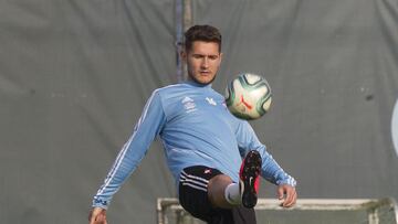 El central tinerfe&ntilde;o Jorge S&aacute;enz juega con un bal&oacute;n durante un entrenamiento del Celta.