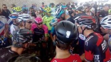 Los ciclistas debatiendo debajo de un puente.