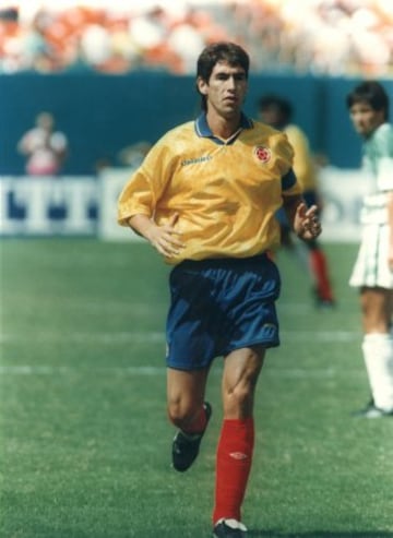1967-1994  Andrés Escobar Saldarriaga fue un futbolista colombiano. Escobar fue cruelmente asesinado diez días después del partido en que marcó un gol en propia meta, en la Copa del Mundo de 1994, dejando a Colombia fuera del torneo, y que supuestamente había causado pérdidas en apuestas de varios poderosos narcotraficantes