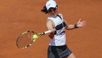 Saisai Zheng devuelve una bola durante un partido.