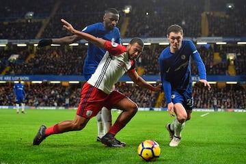 Antonio Rüdiger presiona a Salomón Rondón en un Chelsea-West Ham de la Premier League en febrero de 2018.