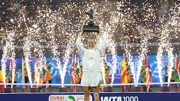 DUBAI (United Arab Emirates), 21/02/2026.- Jessica Pegula of the USA poses with the trophy after winning the Women's Singles finals against Elina Svitolina of Ukraine at the Dubai Tennis WTA Championships 2026 in Dubai, United Arab Emirates, 21 February 2026. (Tenis, Ucrania, Emiratos Árabes Unidos) EFE/EPA/ALI HAIDER