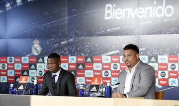 El jugador brasileño ha sido presentado en el estadio Santiago Bernabéu de la mano del presidente Florentino Pérez y acompañado de su familia. En la foto con Ronaldo Nazario. 