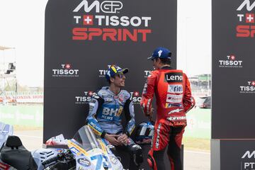 Alex M¨¢rquez y Marc M¨¢rquez tras finalizar la carrera al esprint.