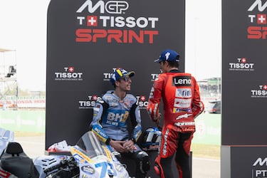 Alex Márquez y Marc Márquez tras finalizar la carrera al esprint. 