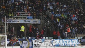 Aficionados de la Real Sociedad en las gradas del campo del Becerril.