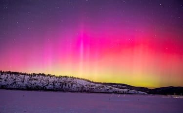 La aurora boreal ilumina el cielo en la aldea de Beiji, ciudad de Mohe, provincia de Heilongjiang, China.