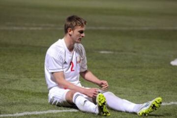 El jugador de la selección bielorrusa Shastsilousk tras marcar gol en propia puerta.