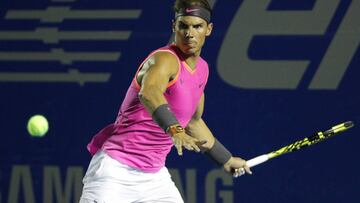 El tenista español Rafael Nadal devuelve una bola a Nick Kyrgios de Australia, durante un partido de octavos de final del Abierto de tenis de México en Acapulco (México).