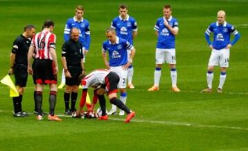 Fabio Borini de Sunderland coloca una ofrenda flora sobre el terreno de juego para conmemorar el 25 aniversario del desastre de Hillsborough antes del partido de la Premier League entre Sunderland y Everton en el Estadio de la Luz