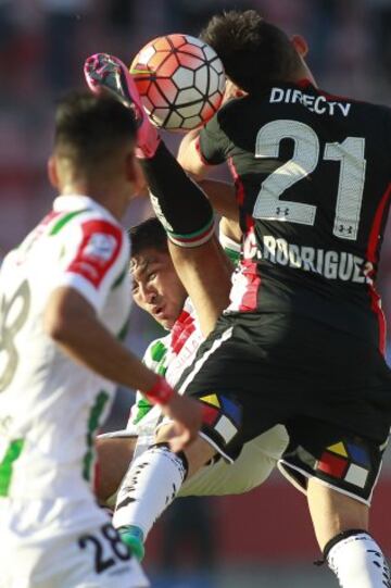 FÃºtbol, Palestino v Colo Colo.
Decimotercera fecha, Campeonato de Apertura 2015.
El jugador de Colo Colo Camilo Rodriguez, derecha, disputa el balÃ³n con Christian Alvarez de Palestino durante el partido de primera divisiÃ³n en el estadio Nacional de Santiago, Chile.