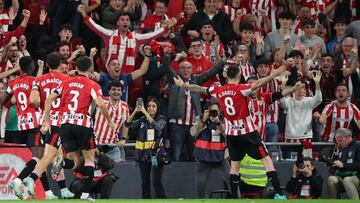 BILBAO, 24/11/2024.- Los jugadores del Athletic Club celebran el primer gol del equipo bilbaino durante el encuentro correspondiente a la jornada 14 de Laliga EA Sports que disputan hoy Domingo Athletic Club y Real Sociedad en el estadio de San Mamés, en Bilbao. EFE / Luis Tejido.