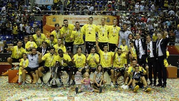 GRA579. SANTA CRUZ DE TENERIFE, 24/09/2017.- Los jugadores del Iberostar Tenerife celebran su victoria en la Copa Intercontinental tras superar al equipo venezolano Guaros de Lara. EFE/Crist&oacute;bal Garc&iacute;a