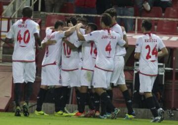 Sevilla-Slovan Liberec. Los jugadores celebran el 1-0 de Perotti.