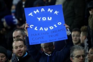 Los aficionados del Leicester homenajean a Claudio Ranieri antes del partido de la Premier League contra el Liverpool.