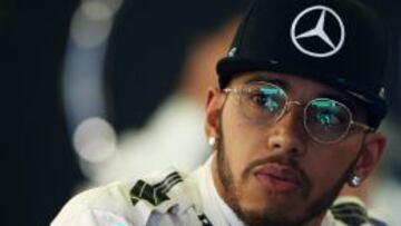 Hamilton recluido en el box de Mercedes durante los entrenamientos libres del GP de Australia.